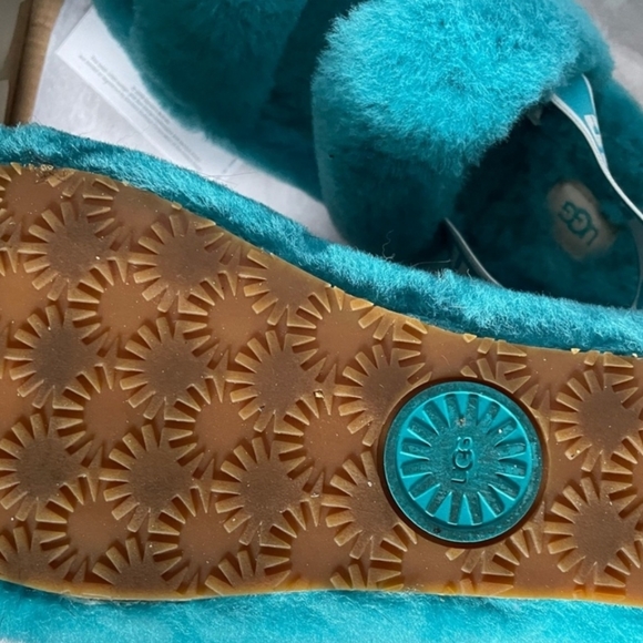 🩵Ugg Fluff Yeah Slippers🩵 - Picture 3 of 4